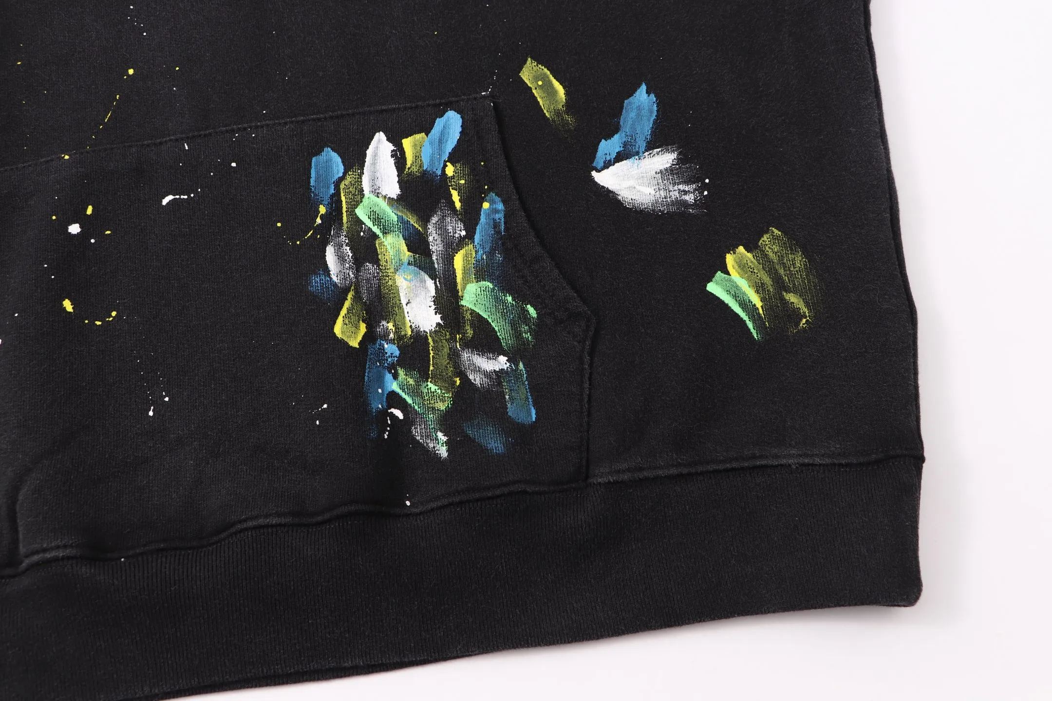 Style No. S115 P💰300 (450g version) SSSAINT LOUIS retro washed college style fluorescent ink splash hoodie. Washed black, made of 450g dense cotton fabric. Washing process, loose fit. Same style for men and women. Size: S-XL.